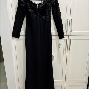 Tadashi Shoji Elegant Black formal dress ladies size 6
